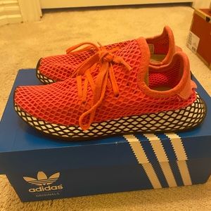 Netted multicolored running shoes